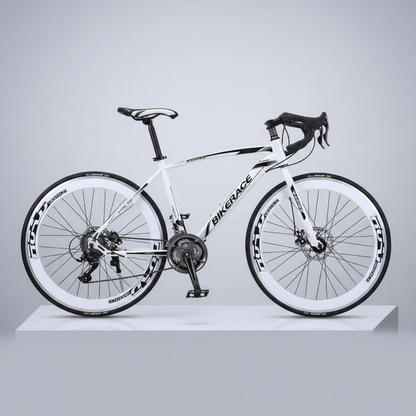 Rennrad mit grauem Hintergrund